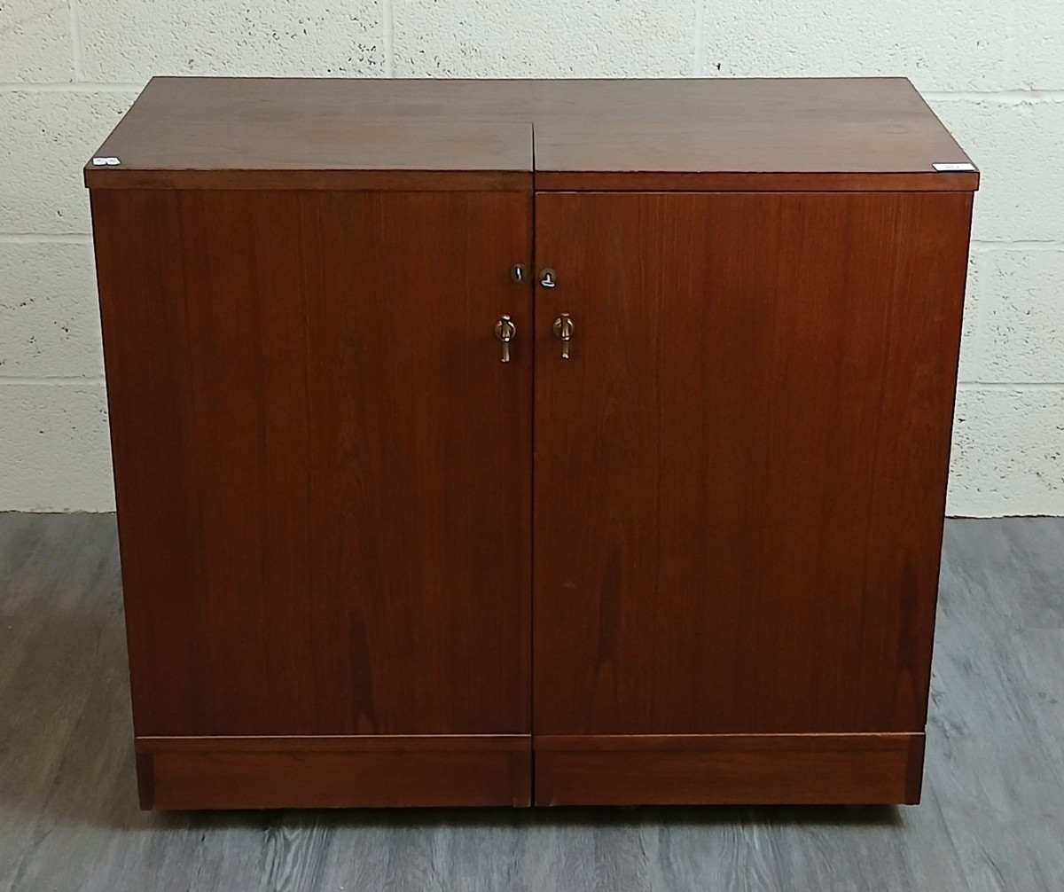 Mid century teak fold out bar with keys - Approx W: 91cm D: 43cm H: 79cm