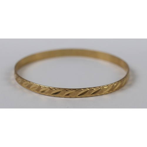 51 - 18ct gold bangle - Approx 10g