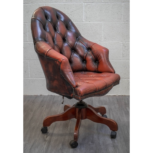 543 - Buttoned seat and back swivel chair