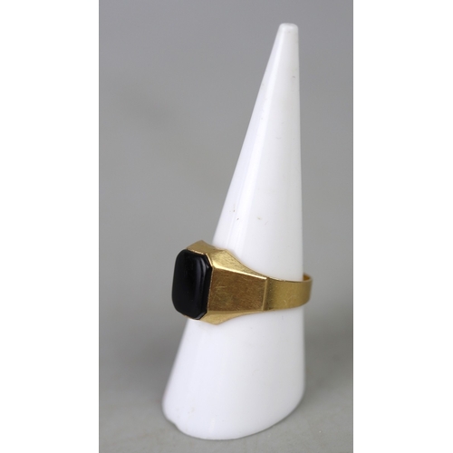 24 - 18ct gold onyx ring - Approx 4.7g - Size P