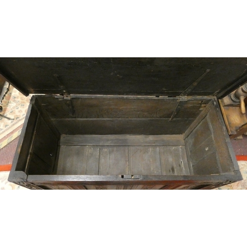 368 - Italian Oak coffer - Approx W:120cm D:55cm H: 54cm