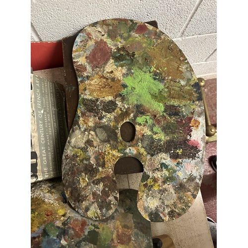 423 - Collection of vintage art equipment & books