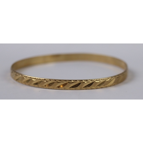 53 - 18ct gold bangle - Approx 10g