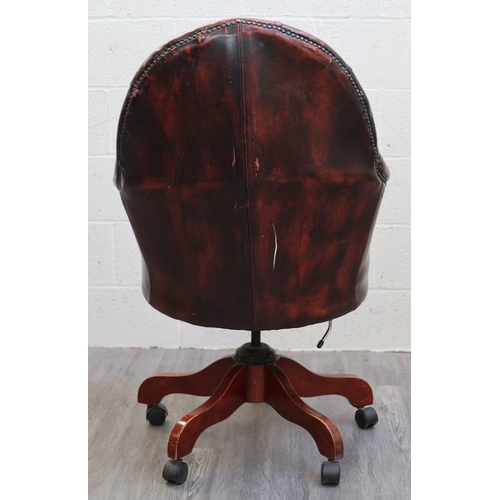 543 - Buttoned seat and back swivel chair