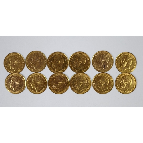 61 - 12 9ct gold Sovereign style coins - Approx 8.7g