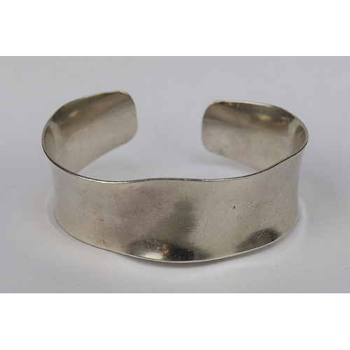 111 - Silver bangle - Approx 36.69g