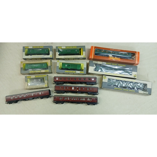 381 - Collection of mostly Wrenn rolling stock in original boxes