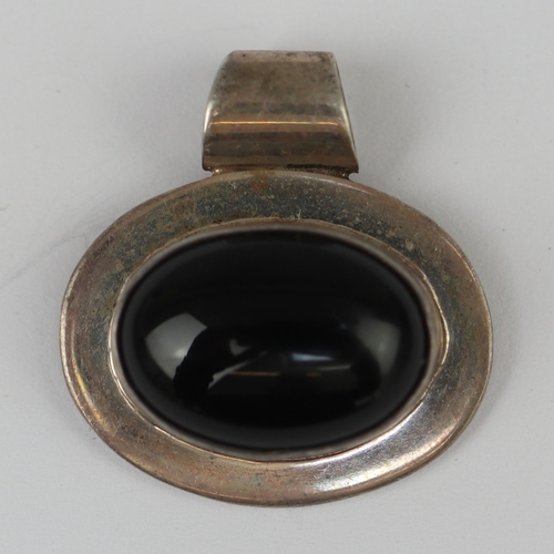 59 - Silver onyx pendant&nbsp;