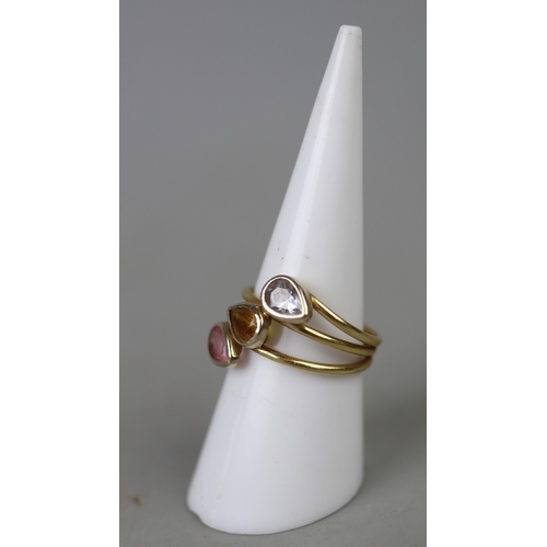 119 - 18ct gold 3 stone ring - Approx 3.4g - Size N