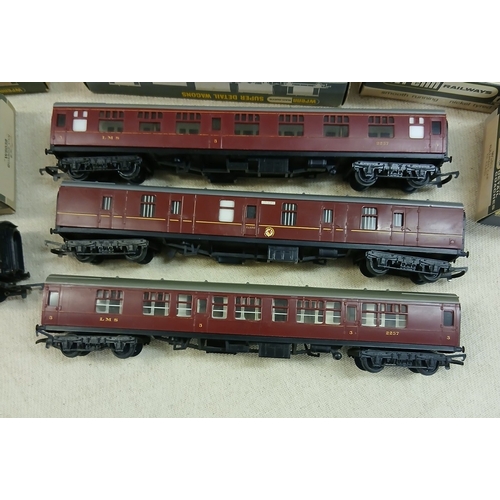 381 - Collection of mostly Wrenn rolling stock in original boxes
