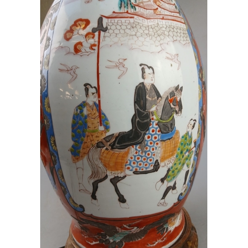 604 - Large table lamp with Japanese decoration and traditional wooden stand - Approx H: 48cm