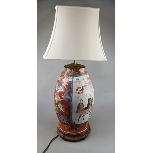 604 - Large table lamp with Japanese decoration and traditional wooden stand - Approx H: 48cm