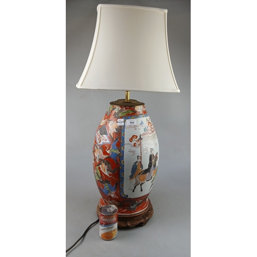 604 - Large table lamp with Japanese decoration and traditional wooden stand - Approx H: 48cm
