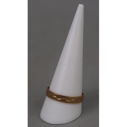 74 - 18ct gold band ring - approx 2.5g