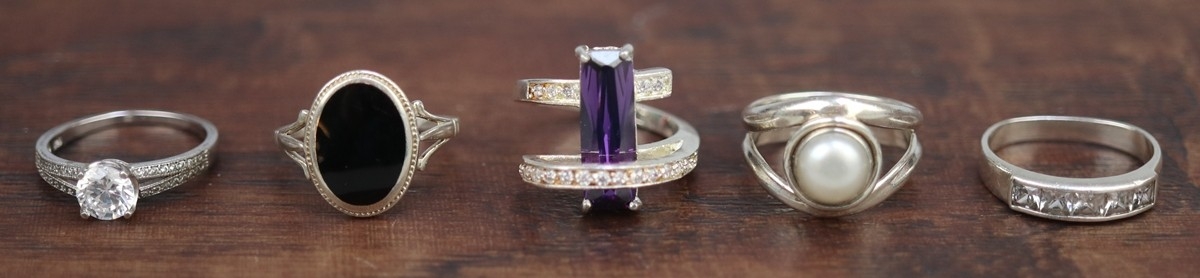 5 silver stone set rings