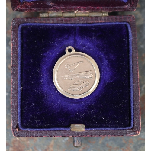 31 - Small 9ct gold St Christopher medallion approx 1.8g