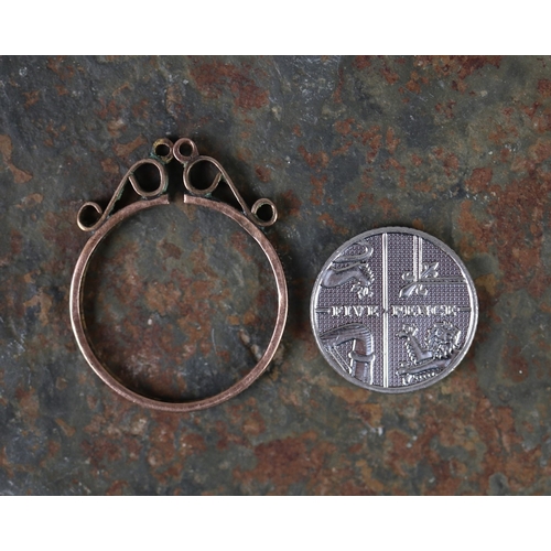 51 - 9ct gold Sovereign surround&nbsp;