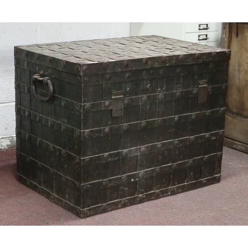 462 - A large 17th century German iron bound Nuremberg strong box/Armada chest complete with its original ... 
