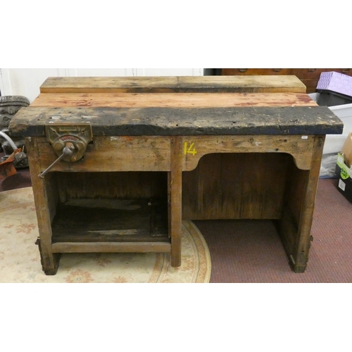 686 - Wooden workbench with vice - Approx W: 137cm D: 78cm H: 77cm