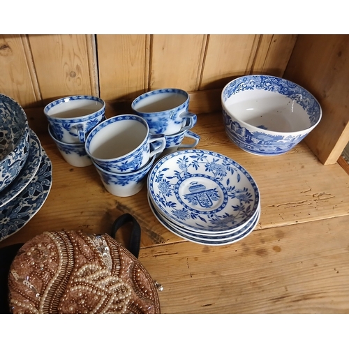 446 - Large quantity of ceramic collectables