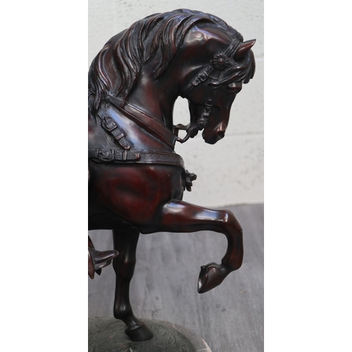 461 - A monumental bronze of William of Orange astride his horse, mounted to a marble base marked De Muich... 