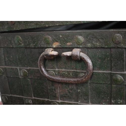 462 - A large 17th century German iron bound Nuremberg strong box/Armada chest complete with its original ... 