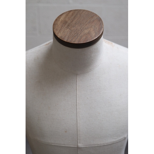 464 - Mannequin with wooden articulated arms, hands and fingers on a wheeled base - Approx H: 120cm