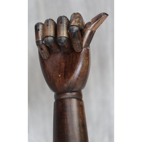 464 - Mannequin with wooden articulated arms, hands and fingers on a wheeled base - Approx H: 120cm