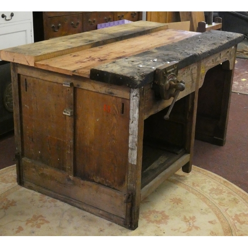 686 - Wooden workbench with vice - Approx W: 137cm D: 78cm H: 77cm