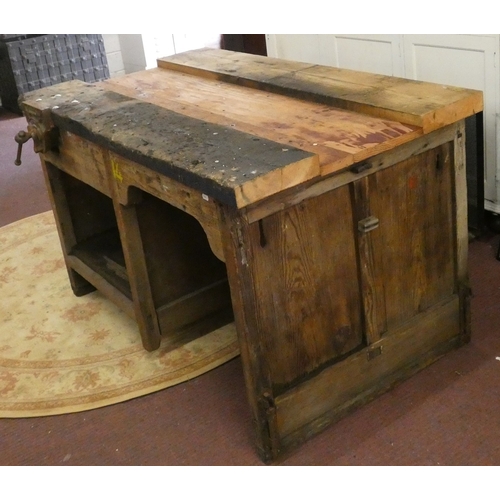 686 - Wooden workbench with vice - Approx W: 137cm D: 78cm H: 77cm