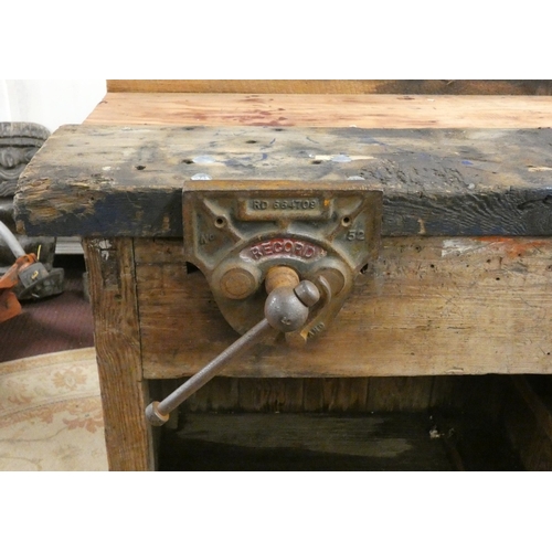 686 - Wooden workbench with vice - Approx W: 137cm D: 78cm H: 77cm
