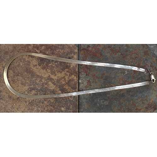 90 - 9ct gold herringbone necklace - Approx 6.6g