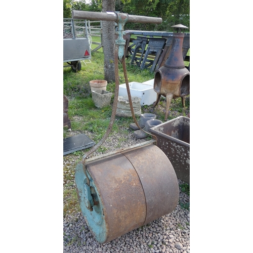 221 - Vintage garden roller - Approx H: 133cm W: 55cm