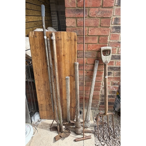 38 - Collection of vintage tools