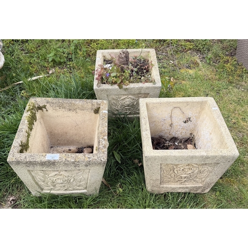 51 - Set a three stone garden pots