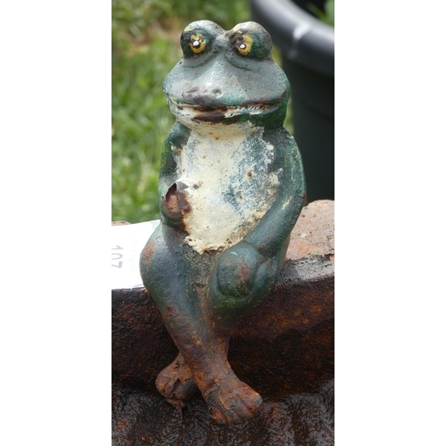 107 - Cast iron bird bath with sitting frog