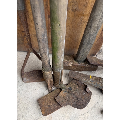 38 - Collection of vintage tools