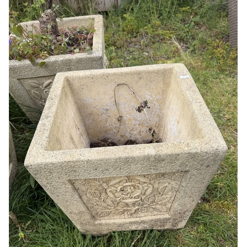 51 - Set a three stone garden pots