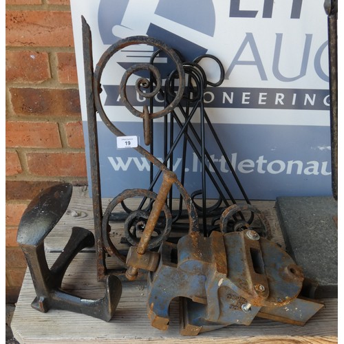 19 - Collection of metal ware to include No3 record vice and shoe repair block