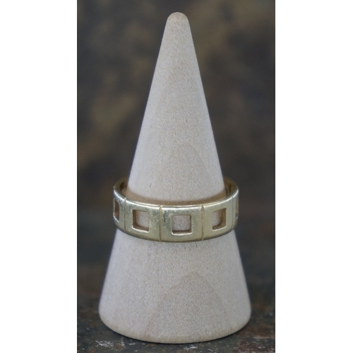108 - 18ct gold ring size O - Approx 4.25g