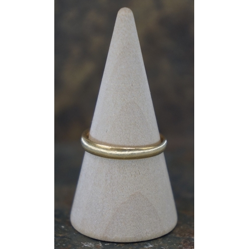 110 - 22ct gold wedding band size N - Approx 3g