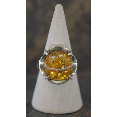 111 - 8ct gold stamped 333 large amber set ring size O - Approx 3.5g