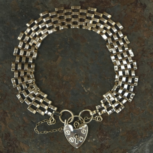 113 - 9ct gold gate bracelet - Approx 11.65g