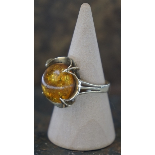 111 - 8ct gold stamped 333 large amber set ring size O - Approx 3.5g