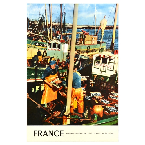 Travel Poster France Brittany Fishing Port Guilvinec Finistere. Original vintage travel poster promoting tourism to France Un Port de la Peche Le Guilvinec Finistere / Fishing Port Guilvinec Finistere, featuring a photograph of fishermen on the boat unloading the catch. Published by and for the French Government. Photo Boulas. Printed by Draeger.  Very good condition, creasing. Country of issue: France, designer: Unknown, size (cm): 60x40, year of printing: 1960s.