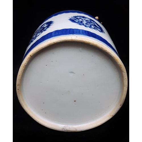 175 - A Chinese blue and white porcelain teapot and cover, decorated with roundels of stylised dragons, wi... 