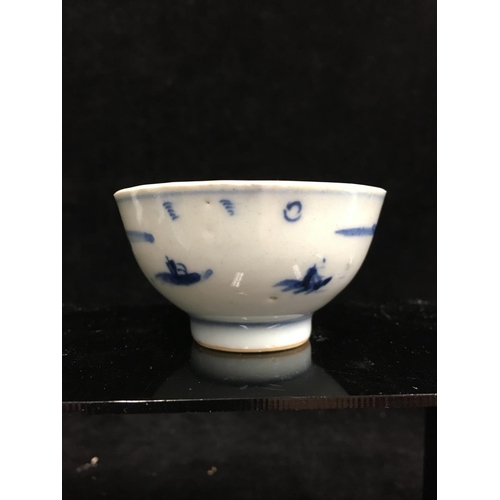 116 - A group of Chinese blue and white porcelain, comprising: Saucer dish decorated with phoenix and scro... 