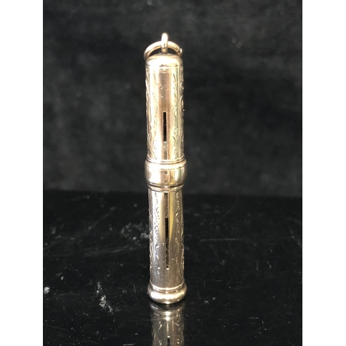 12 - A 9ct yellow gold retractable/propelling pencil holder pendant, finely chased with vacant reserve an... 