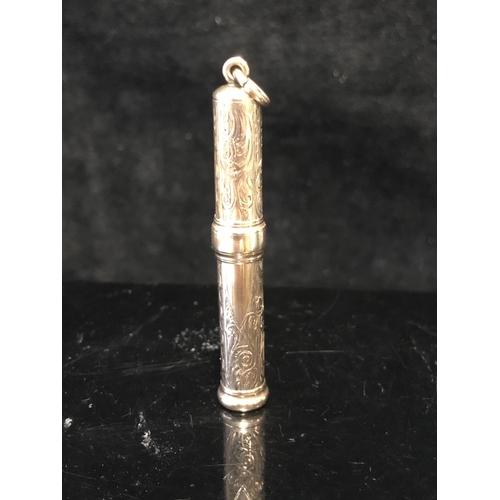 12 - A 9ct yellow gold retractable/propelling pencil holder pendant, finely chased with vacant reserve an... 