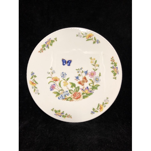 134 - Wedgwood - Kutani Crane pattern, part dinner service, comprises: 6 Dinner plates; 6 dessert plates; ... 